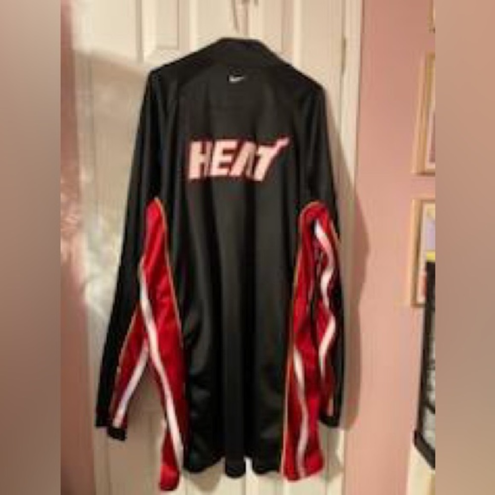 Used Nike Miami Heat warm up shirt. Size 3xl.